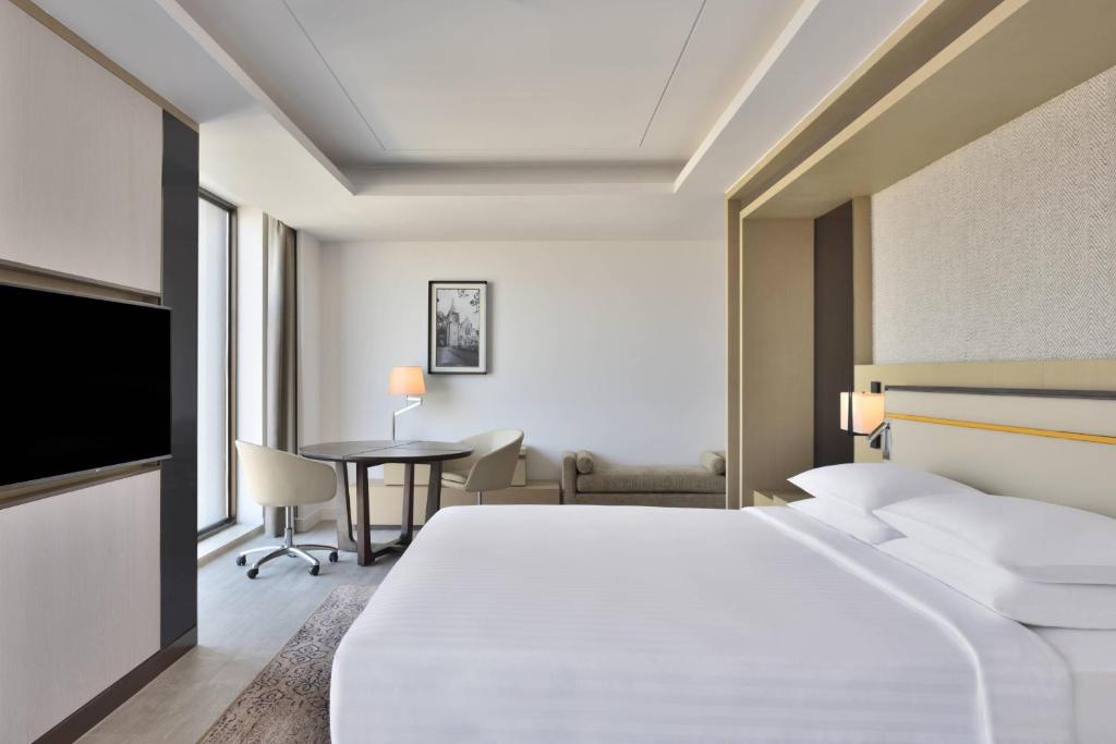 Postel nebo postele na pokoji v ubytování Courtyard by Marriott Siliguri