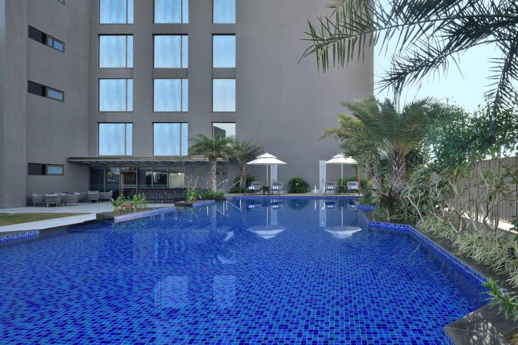 Bazén v ubytování Courtyard by Marriott Siliguri nebo v jeho okolí