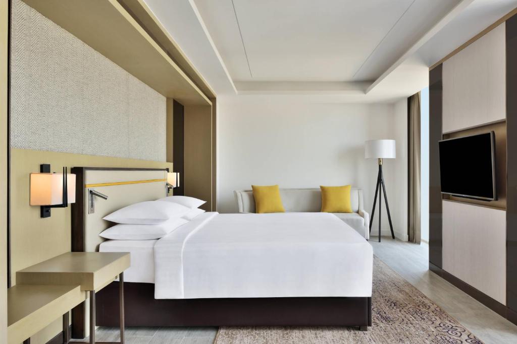 Postel nebo postele na pokoji v ubytování Courtyard by Marriott Siliguri