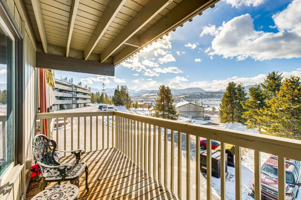 einen Balkon mit einem Stuhl und Aussicht in der Unterkunft 5 Mi to Winter Park Resort Unit with Pool and Hot Tub in Fraser