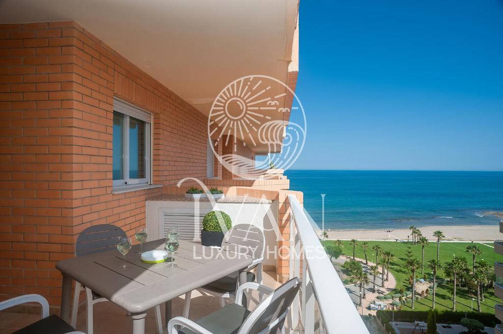 ein Balkon mit Tisch und Stühlen und dem Meer in der Unterkunft Casa Alegría Ivan Luxury Homes 10ªPlta Sur 1ªLinea in Oropesa del Mar