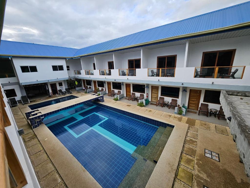 Bazén v ubytování Oceanholic Diving Resort nebo v jeho okolí