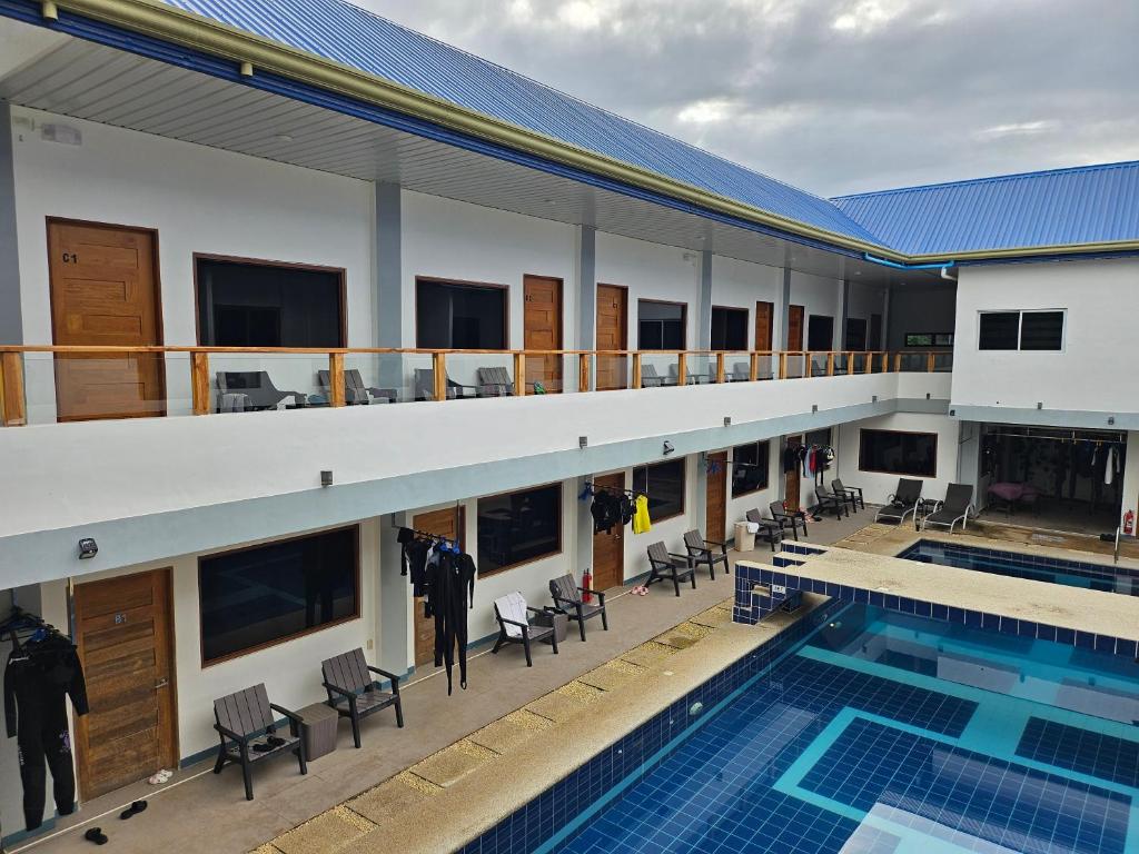 Bazén v ubytování Oceanholic Diving Resort nebo v jeho okolí