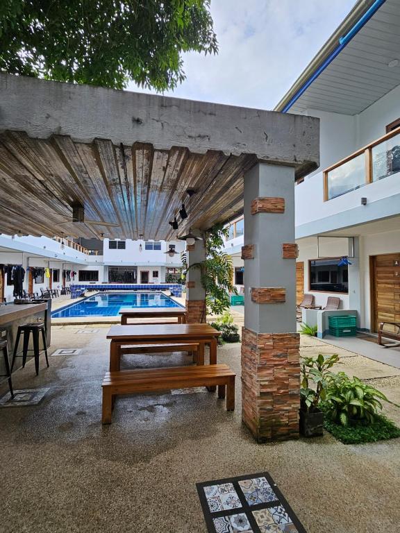 Bazén v ubytování Oceanholic Diving Resort nebo v jeho okolí