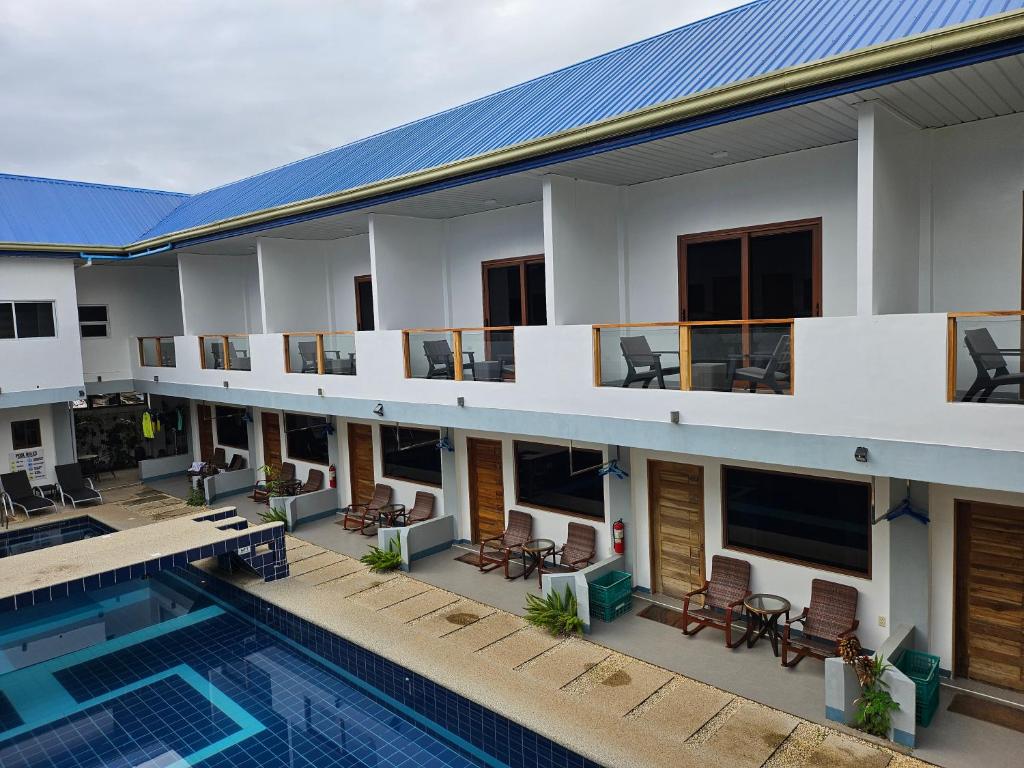 Bazén v ubytování Oceanholic Diving Resort nebo v jeho okolí
