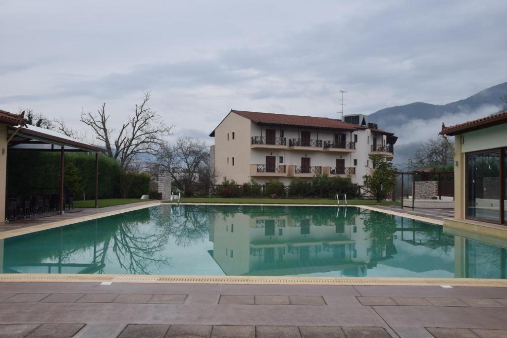Bazén v ubytování Mont Helmos Hotel nebo v jeho okolí