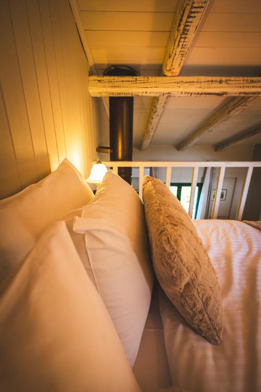 Postel nebo postele na pokoji v ubytování Aphrodite's Inn Kalavrita