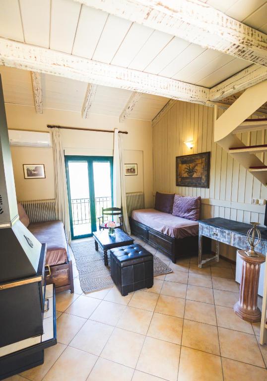 Postel nebo postele na pokoji v ubytování Aphrodite's Inn Kalavrita
