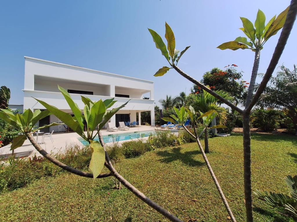 斯基灵角Khelkom.lodge的带游泳池和棕榈树的别墅