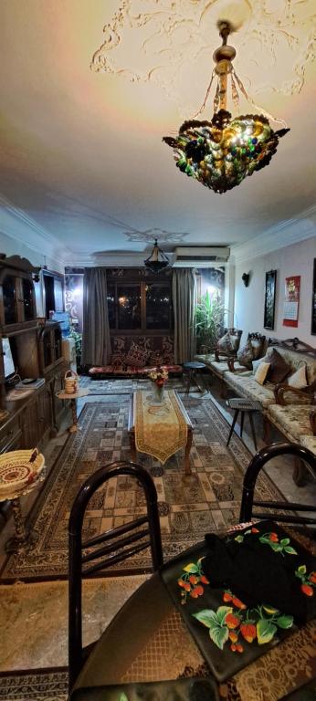 Posezení v ubytování Panorama Apartment close to Cairo Airport with free pick up and dropoff airport limousine limousine gratuite depuis et vers l'aéroport 免费利莫司汀往返机场