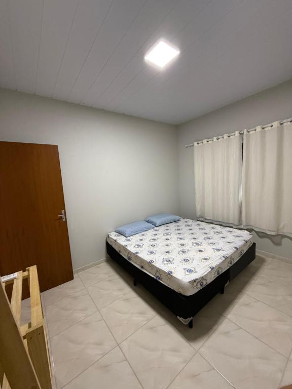 une chambre avec un lit dans une pièce dans l'établissement Casa de praia na praia do sonho, à Ilha dos Cardos