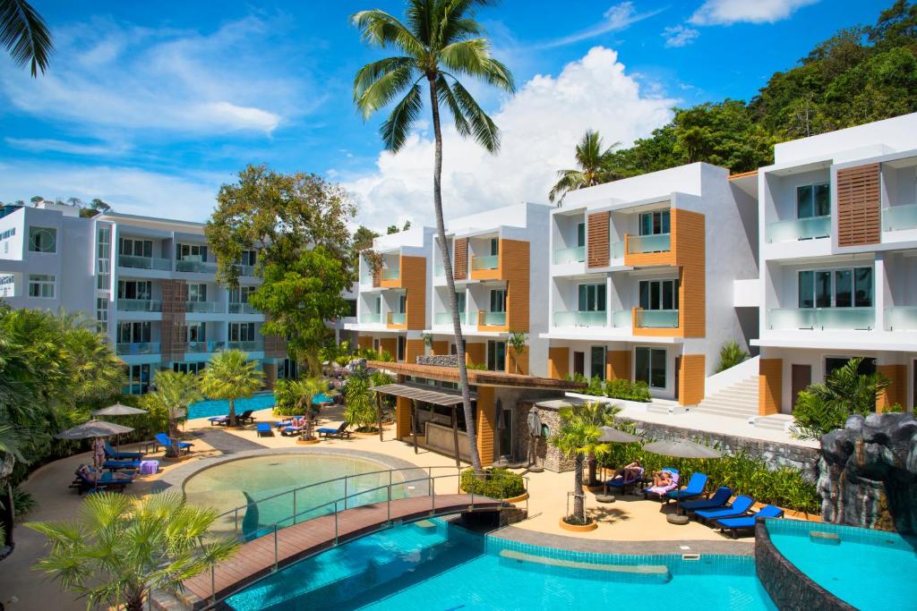 una imagen de la piscina del complejo en The L Resort, Krabi, en Ao Nang Beach