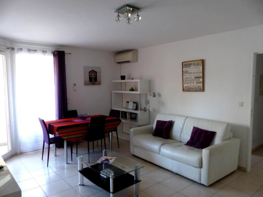 un salon avec un canapé et une table dans l'établissement LE PLAYA Fréjus plage Saint-Raphael, à Fréjus