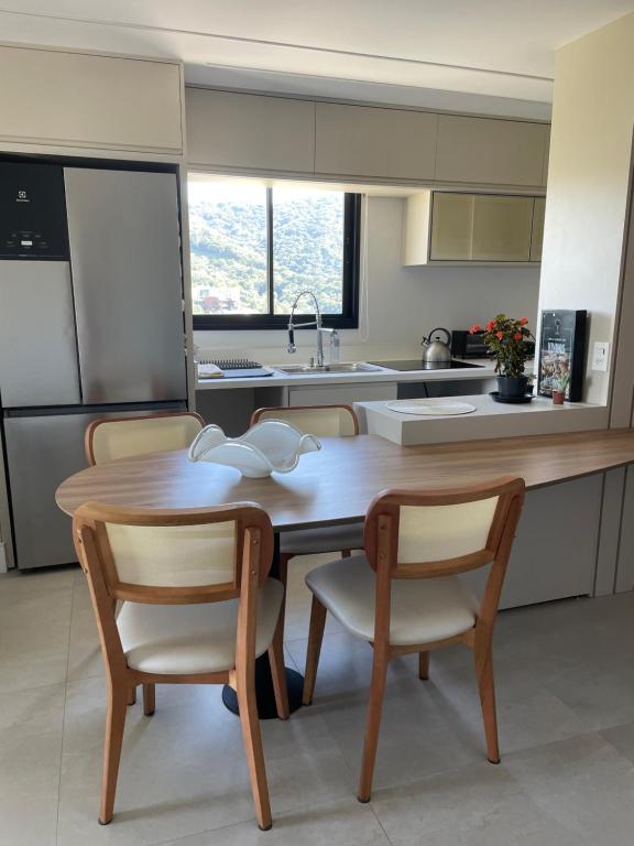Nhà bếp/bếp nhỏ tại Apto 2Q na Praia Brava, 650m do mar, ao lado de Balneário Camboriú