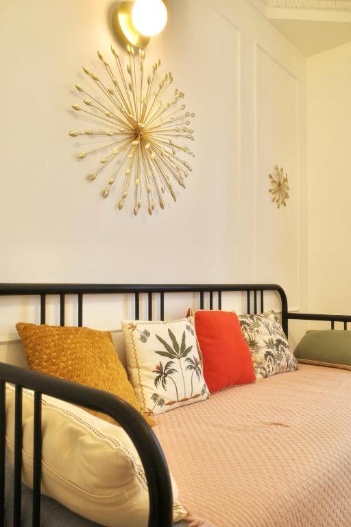 - une chambre avec un lit doté d'oreillers et d'un lustre dans l'établissement Elegant Apt Sleep 5 in Alasseur Near Eiffel Tower, à Paris