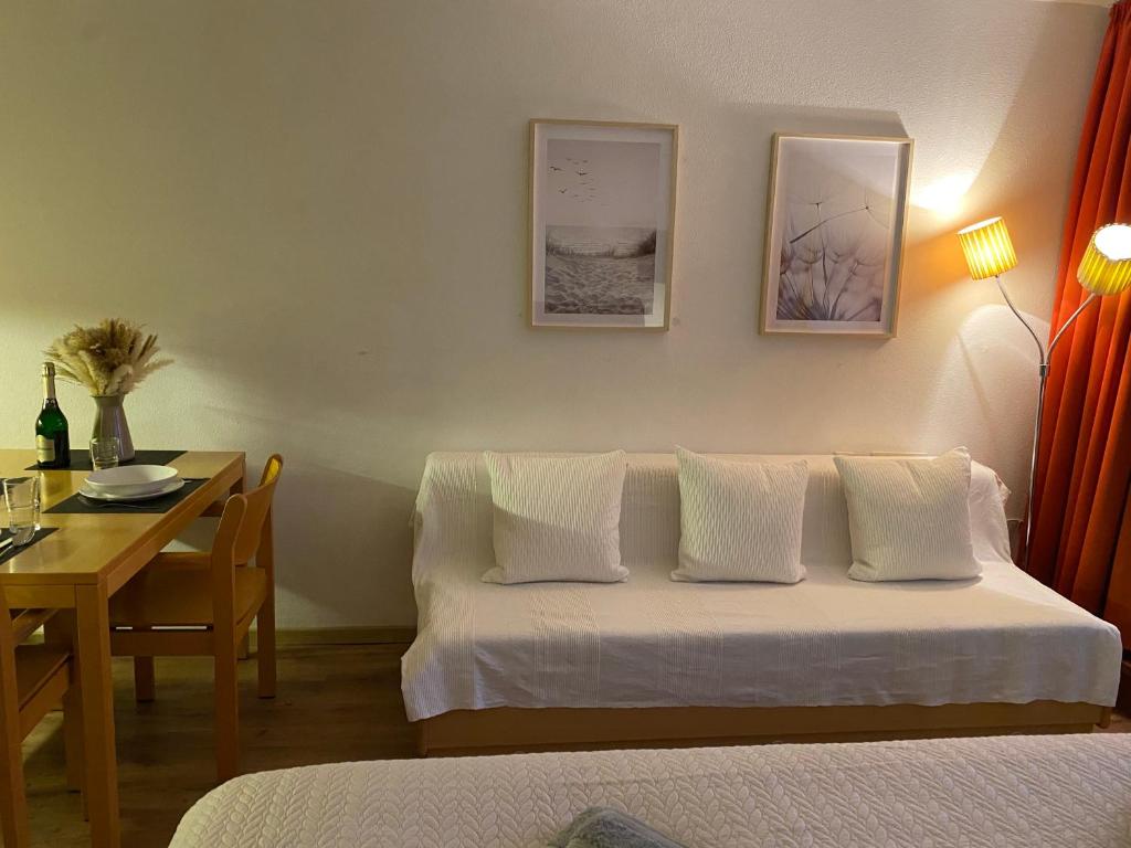 Postel nebo postele na pokoji v ubytování FeWo Pool, Sauna, Wellness, Gartenterrasse ENGELMEER