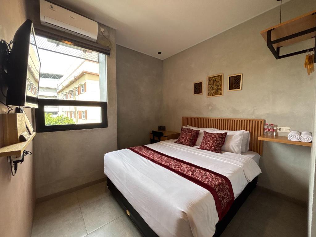 una camera da letto con un letto grande e una finestra di The Cluster Harris a Cimahi