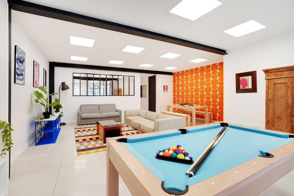 un salon avec une table de billard dans l'établissement Loft moderne et chic 130 m2- Ménilmontant, à Paris