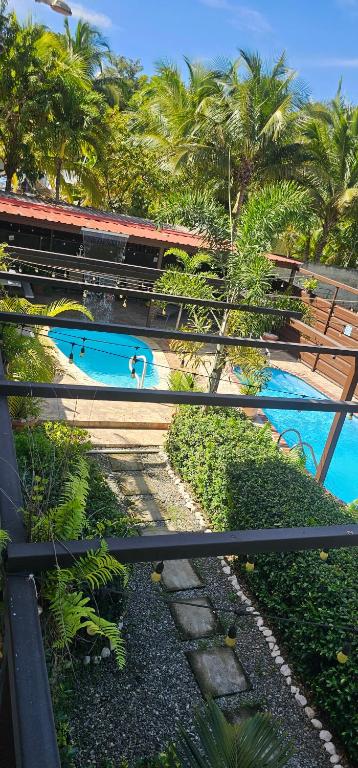 Bazén v ubytování Discovery Beach Apartments nebo v jeho okolí