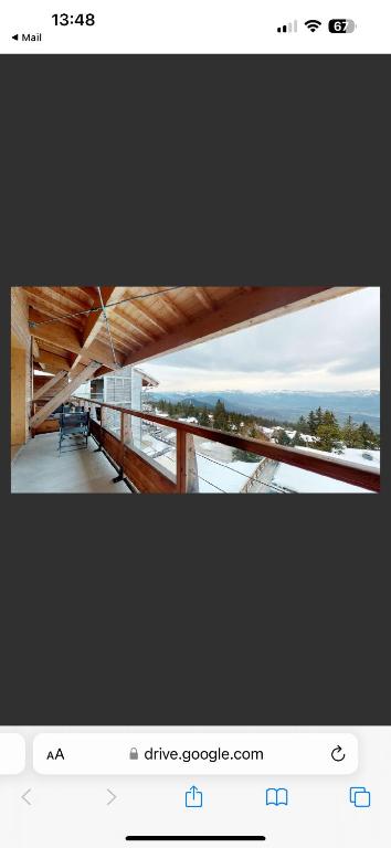 une capture d'écran d'une photo d'une vue sur un bâtiment dans l'établissement Chamrousse 1750 Aux pied des pistes, Super vue, à Chamrousse