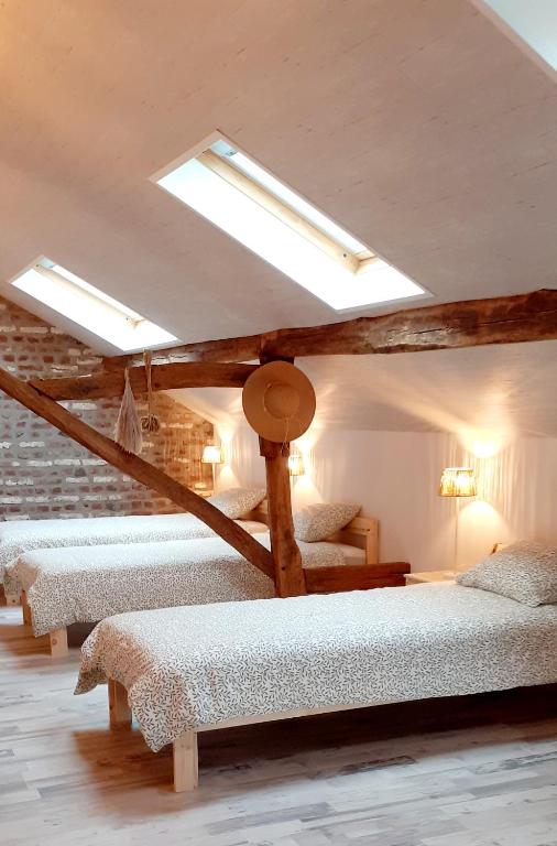 Postel nebo postele na pokoji v ubytování "Sous Le Même Toit" "CHAMBRE FAMILIALE CHEZ L' HABITANT"