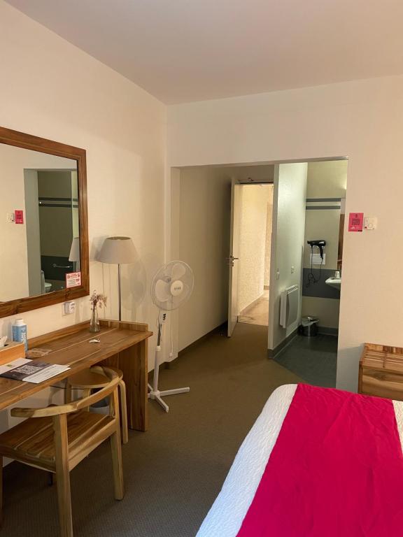 Logis Hôtel de France & Restaurant Pamiers - Queen Room - Disability Access