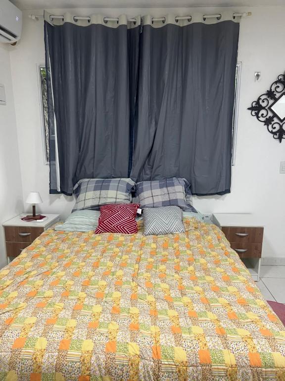 Ένα ή περισσότερα κρεβάτια σε δωμάτιο στο Jardim Secreto prox Centro e shopping