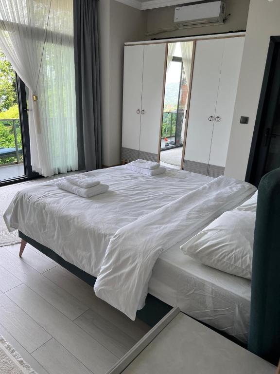 A bed or beds in a room at Çolakoglu konagı