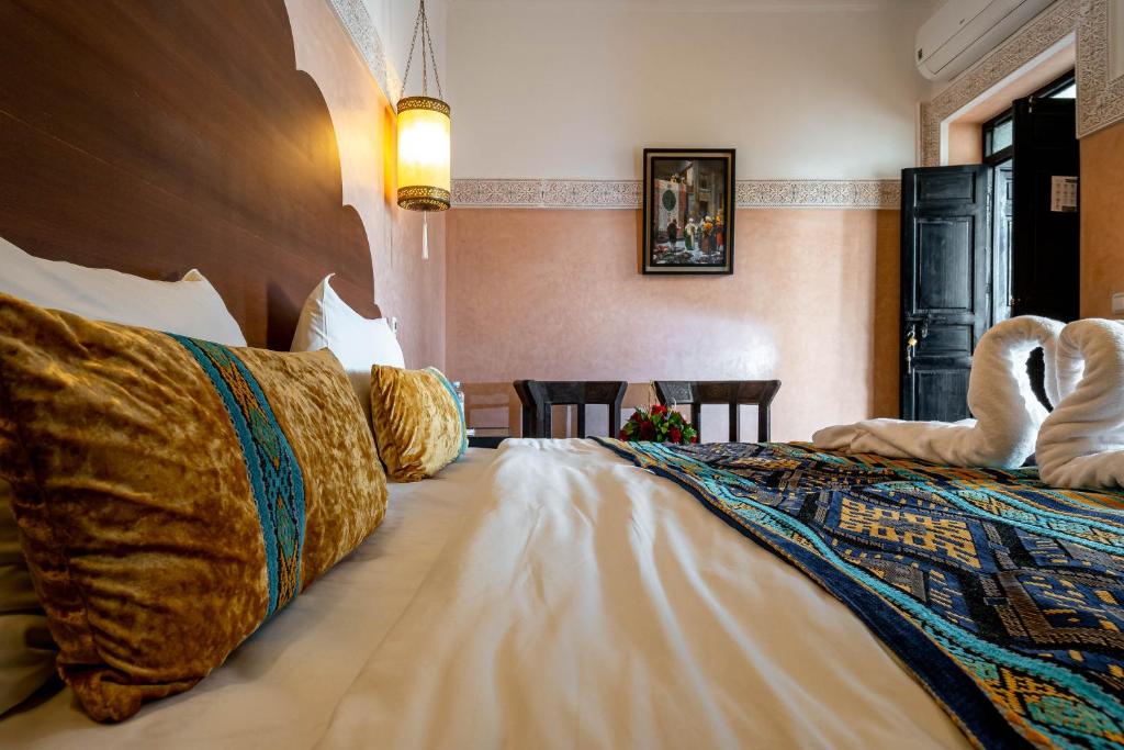 Postel nebo postele na pokoji v ubytování RIAD LA GAZELLE DU SUD