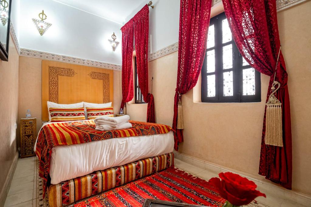 Postel nebo postele na pokoji v ubytování RIAD LA GAZELLE DU SUD