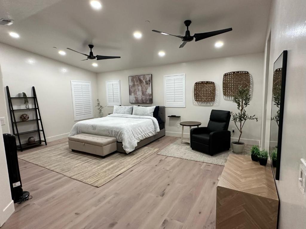 Postel nebo postele na pokoji v ubytování Luxury Resort•POOL/SPA/Golf/Grill/Games/Sleep 40+