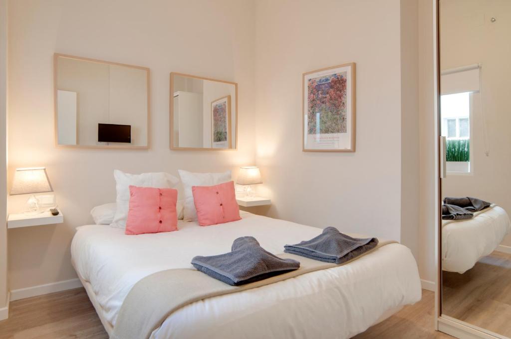A bed or beds in a room at Apartamentos Uncibay Premium
