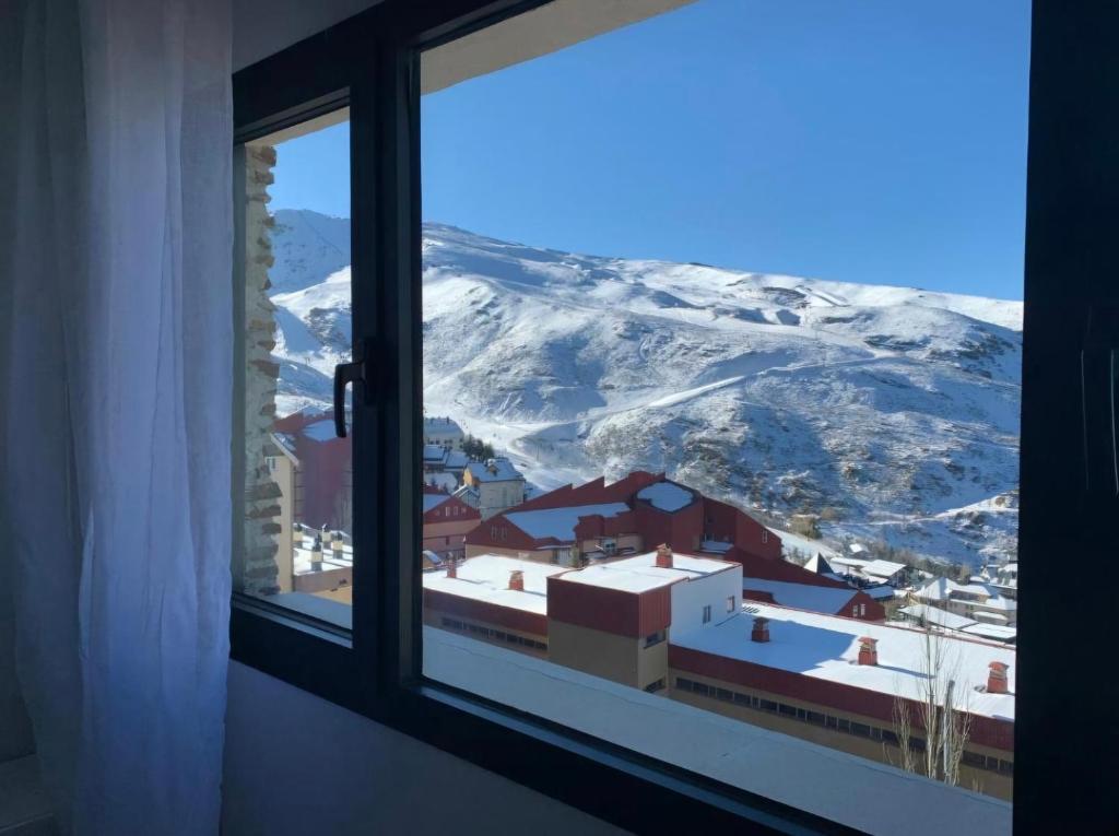 シエラネバダにあるMonte Oiz II-Eの雪山の景色を望む窓