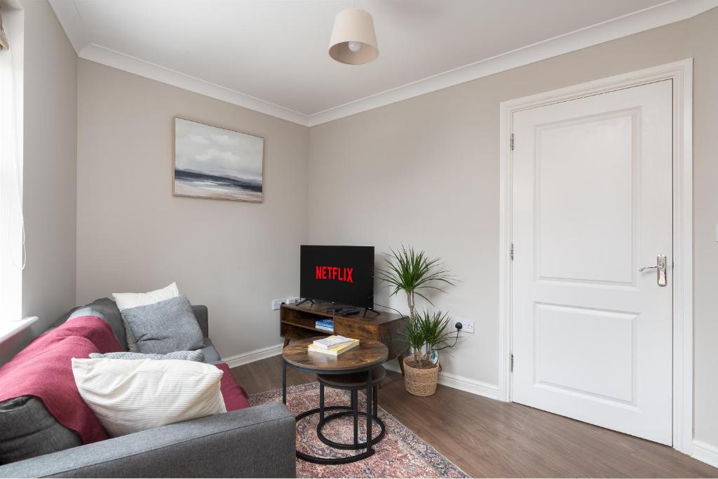 Μια τηλεόραση ή/και κέντρο ψυχαγωγίας στο Spacious 4 BR home in Bedford, Sleeps 7, Parking