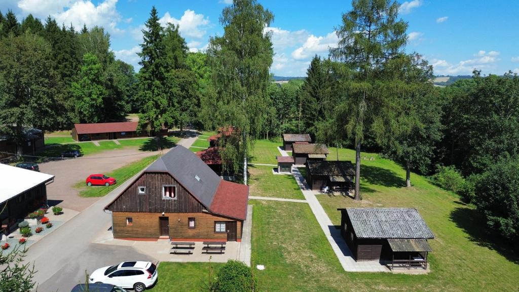 una vista aerea di una fattoria con fienile e auto di Chatový areál Zděřina a Police nad Metují