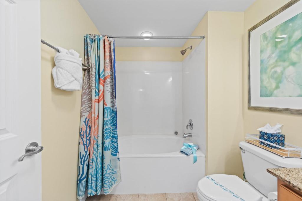 Ein Badezimmer in der Unterkunft 5 Star Resort 11th Fl Stunning Sunrise 2BR 2BA King Suite,Pools ,Shuttle or Walk to Beach