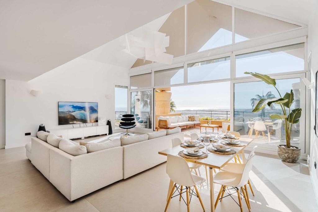 Posedenie v ubytovaní HEATED ROOFTOP POOL PENTHOUSE VIEWS MAGNA MARBELLA