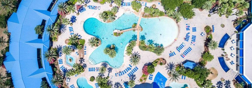 Bazén v ubytování Sunrise Surprise 9th floor 2BR 2 BA King Suite Beach shuttle, heated pool! nebo v jeho okolí