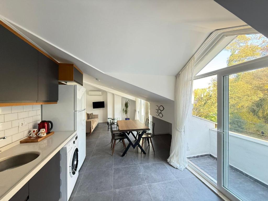 Kuchyň nebo kuchyňský kout v ubytování AdaHan Family Rooms Gocek
