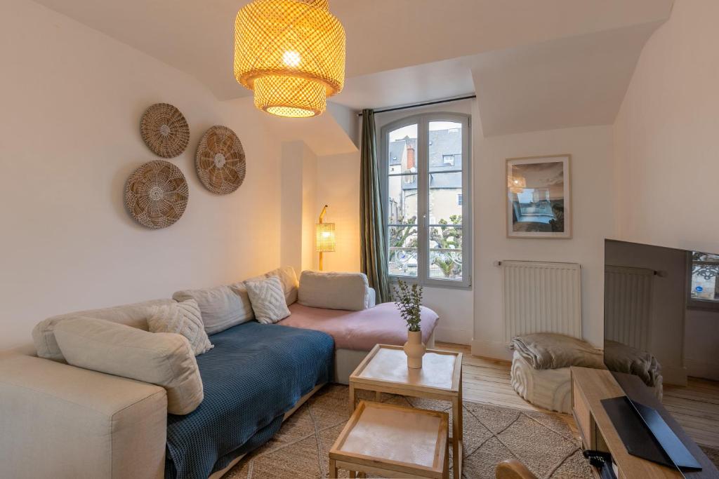 Telewizja i/lub zestaw kina domowego w obiekcie Le Nid de Saint Honoré - sur les toits de Blois
