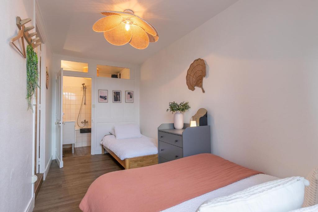 Łóżko lub łóżka w pokoju w obiekcie ☆ Sur les toits de Blois ☆ T2 avec vue Château
