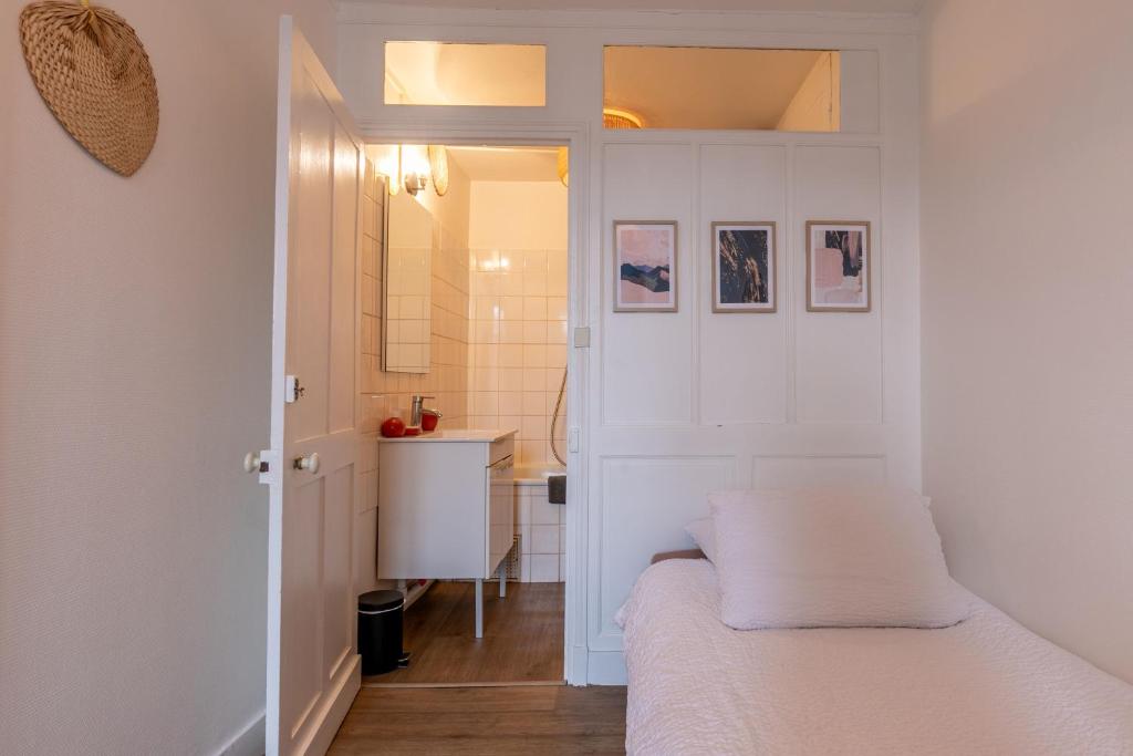 Łóżko lub łóżka w pokoju w obiekcie ☆ Sur les toits de Blois ☆ T2 avec vue Château