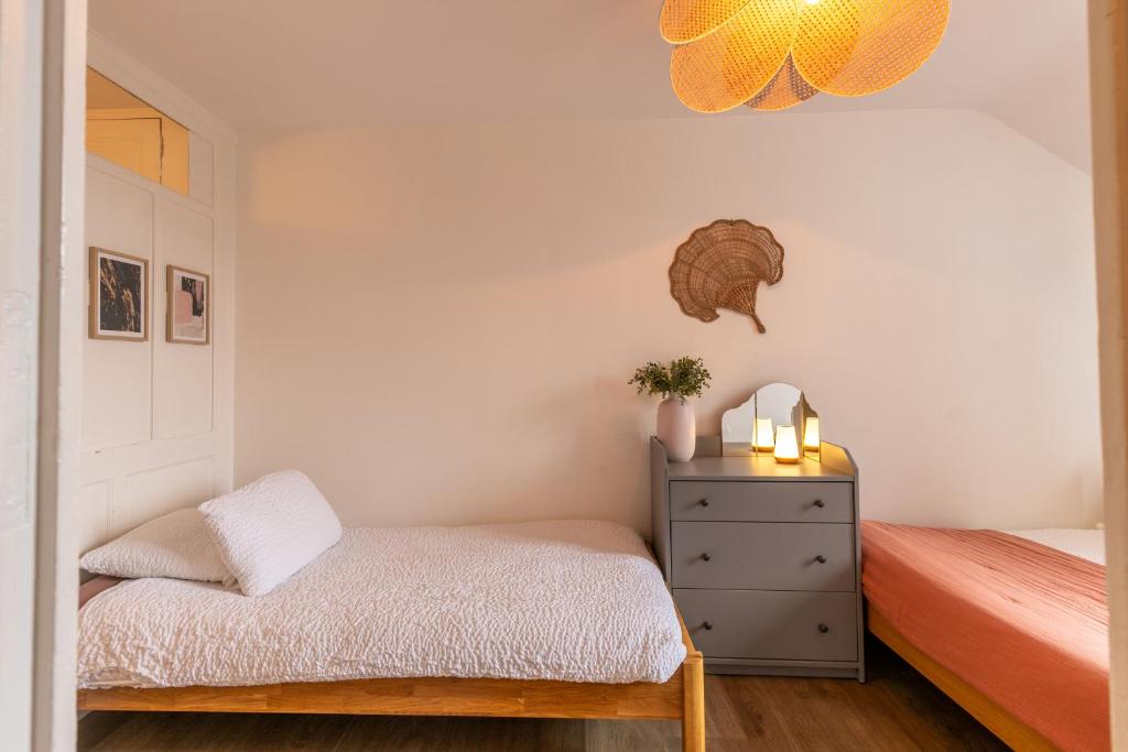 Łóżko lub łóżka w pokoju w obiekcie ☆ Sur les toits de Blois ☆ T2 avec vue Château