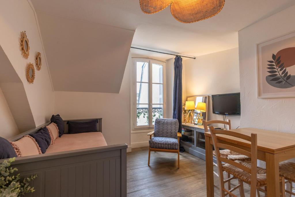 salon z kanapą i stołem w obiekcie ☆ Sur les toits de Blois ☆ T2 avec vue Château w mieście Blois