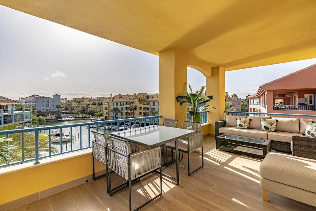 En balkon eller terrasse på Waterfront Polo Royale III