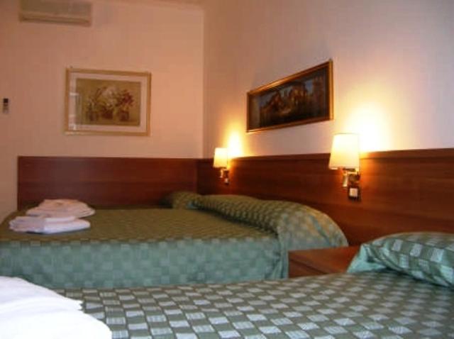 ein Hotelzimmer mit 2 Betten in einem Zimmer in der Unterkunft Emanuela B&B in Rom