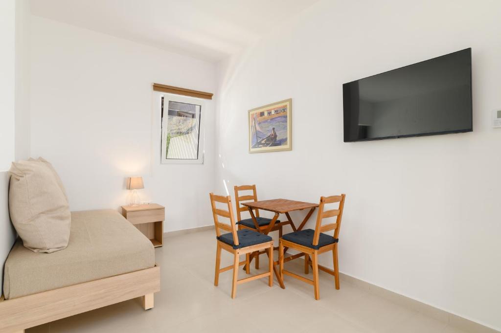 TV a/nebo společenská místnost v ubytování Matina Pefkos Aparthotel