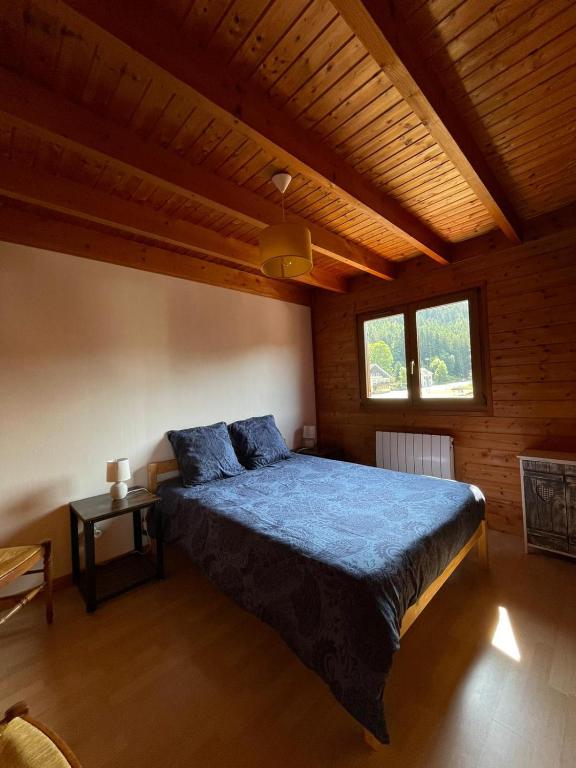 Postel nebo postele na pokoji v ubytování Les Fuchsias, face au lac de Longemer