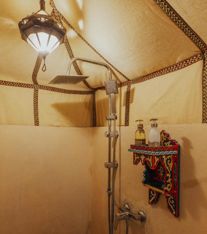 Koupelna v ubytování Tassili Luxury Desert Camp