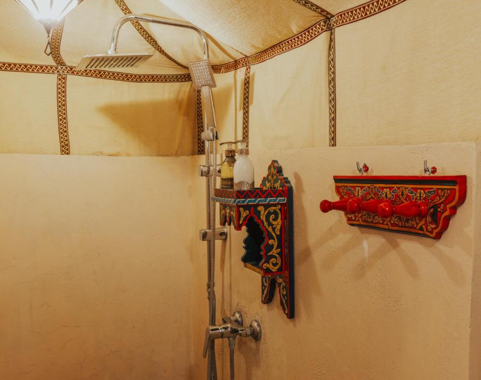 Koupelna v ubytování Tassili Luxury Desert Camp